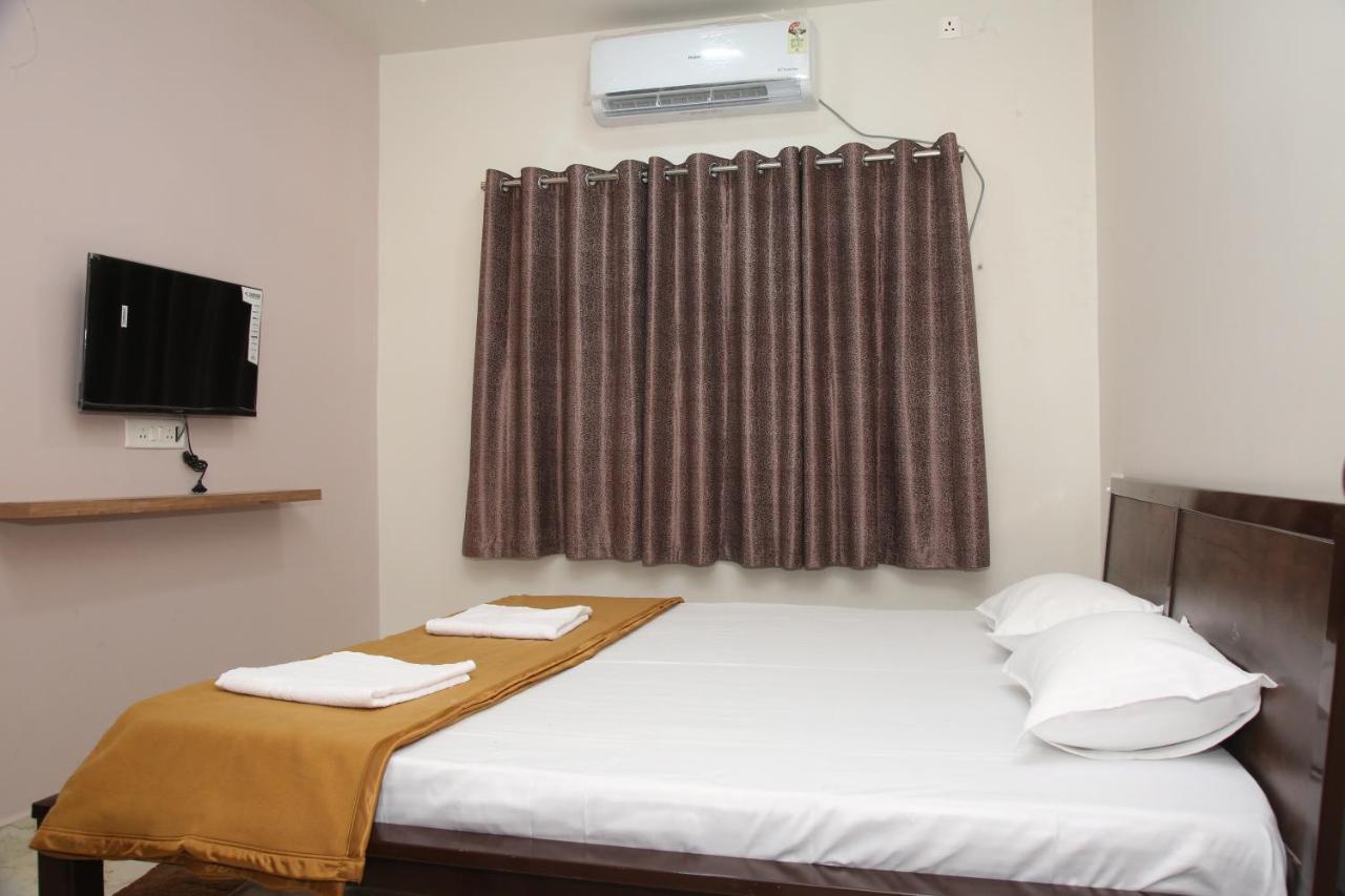 Hotel Madhusudan Executive Kolhápur Kültér fotó