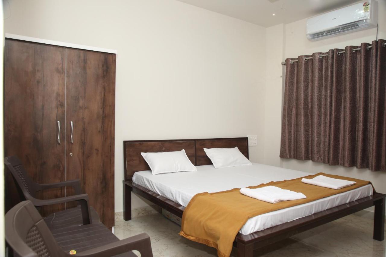 Hotel Madhusudan Executive Kolhápur Kültér fotó
