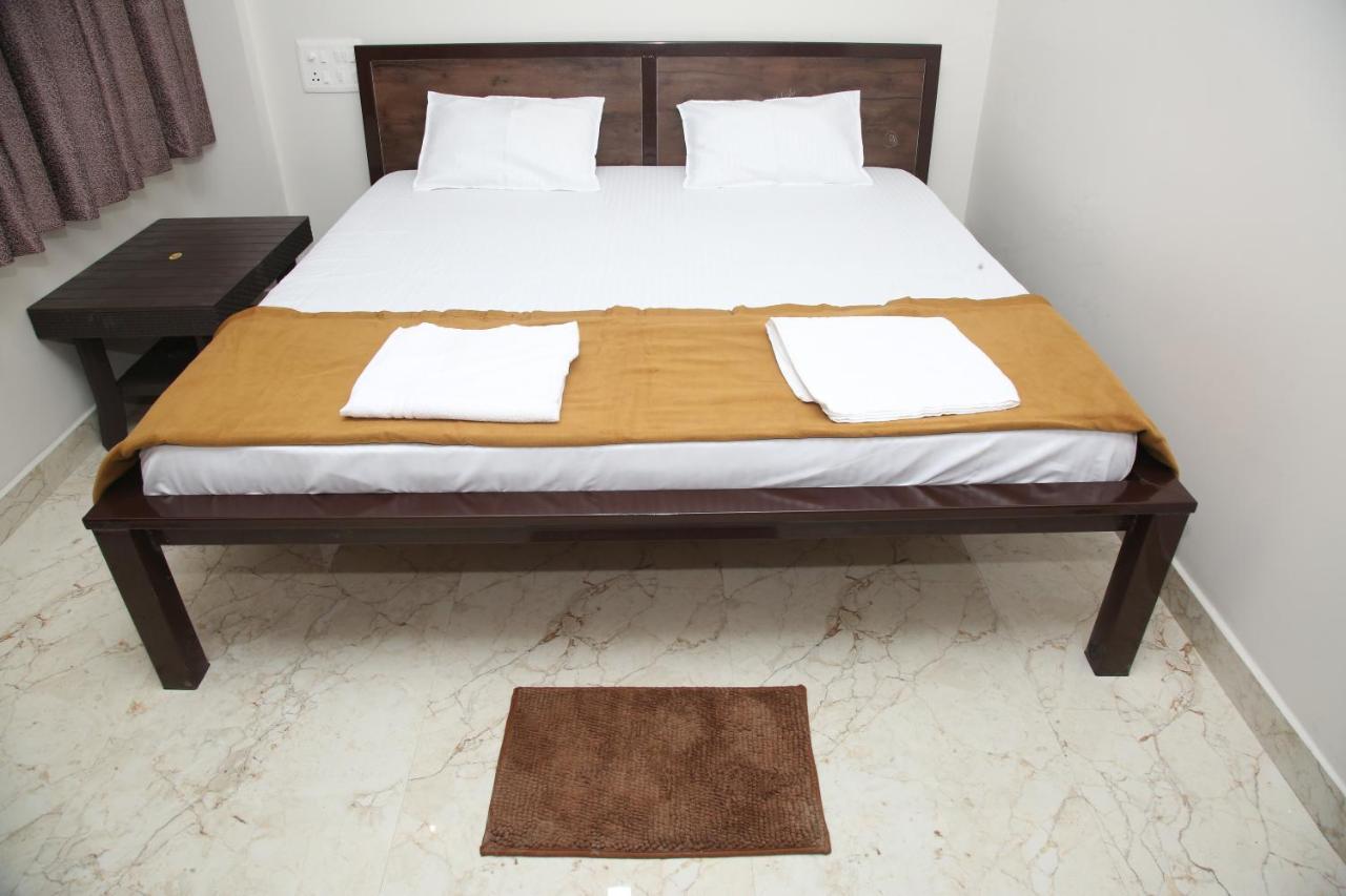 Hotel Madhusudan Executive Kolhápur Kültér fotó