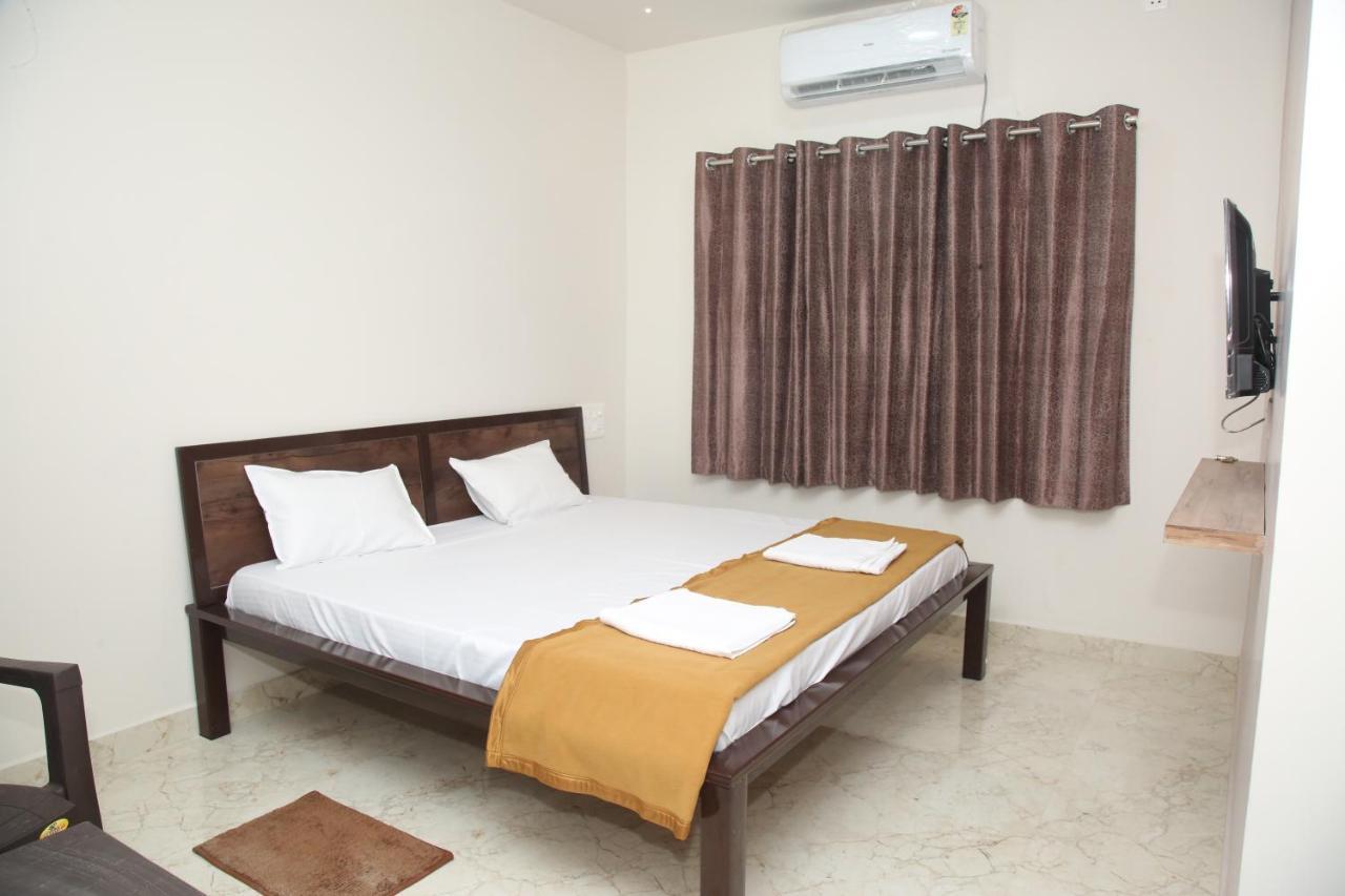 Hotel Madhusudan Executive Kolhápur Kültér fotó