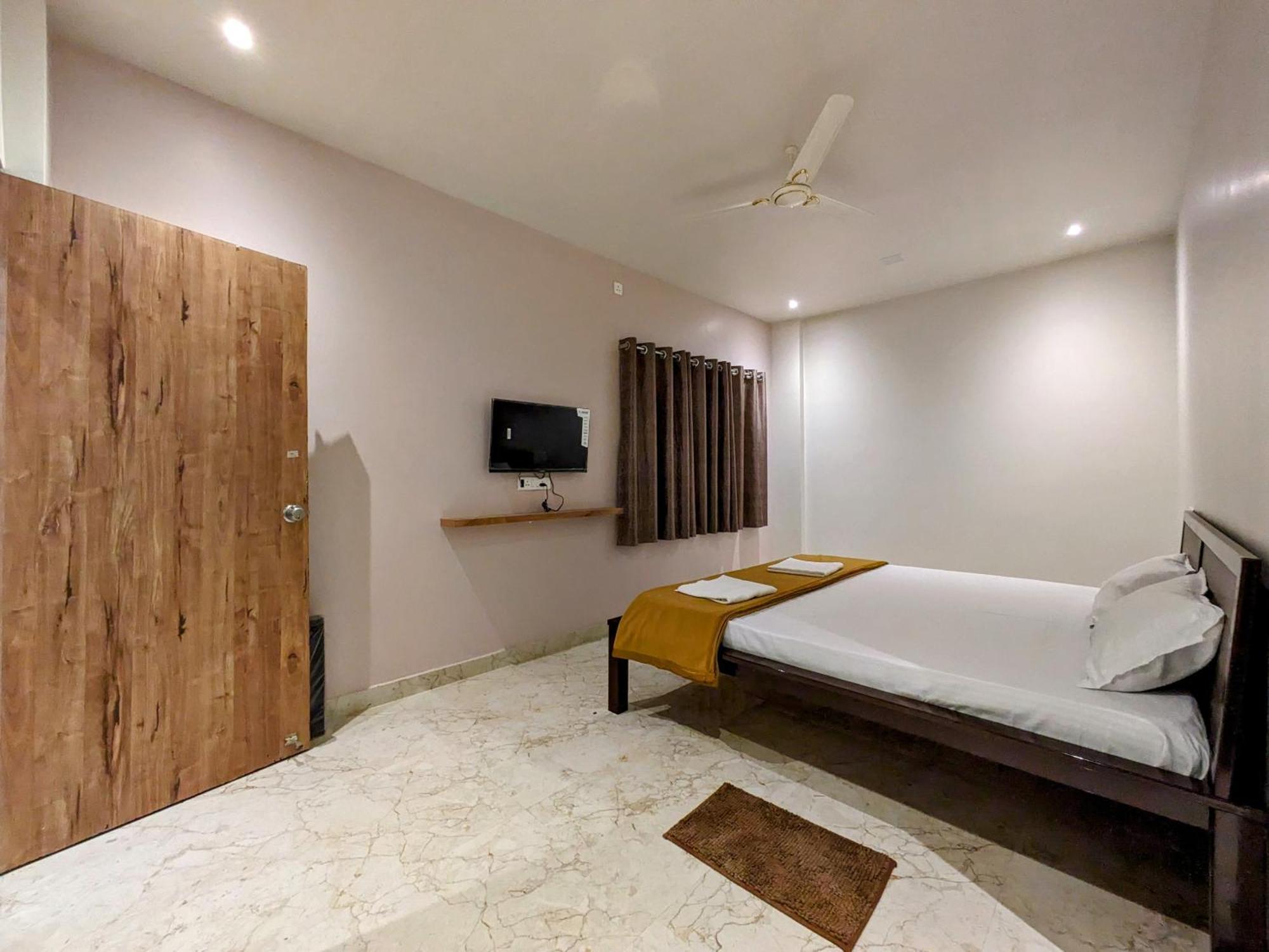 Hotel Madhusudan Executive Kolhápur Kültér fotó