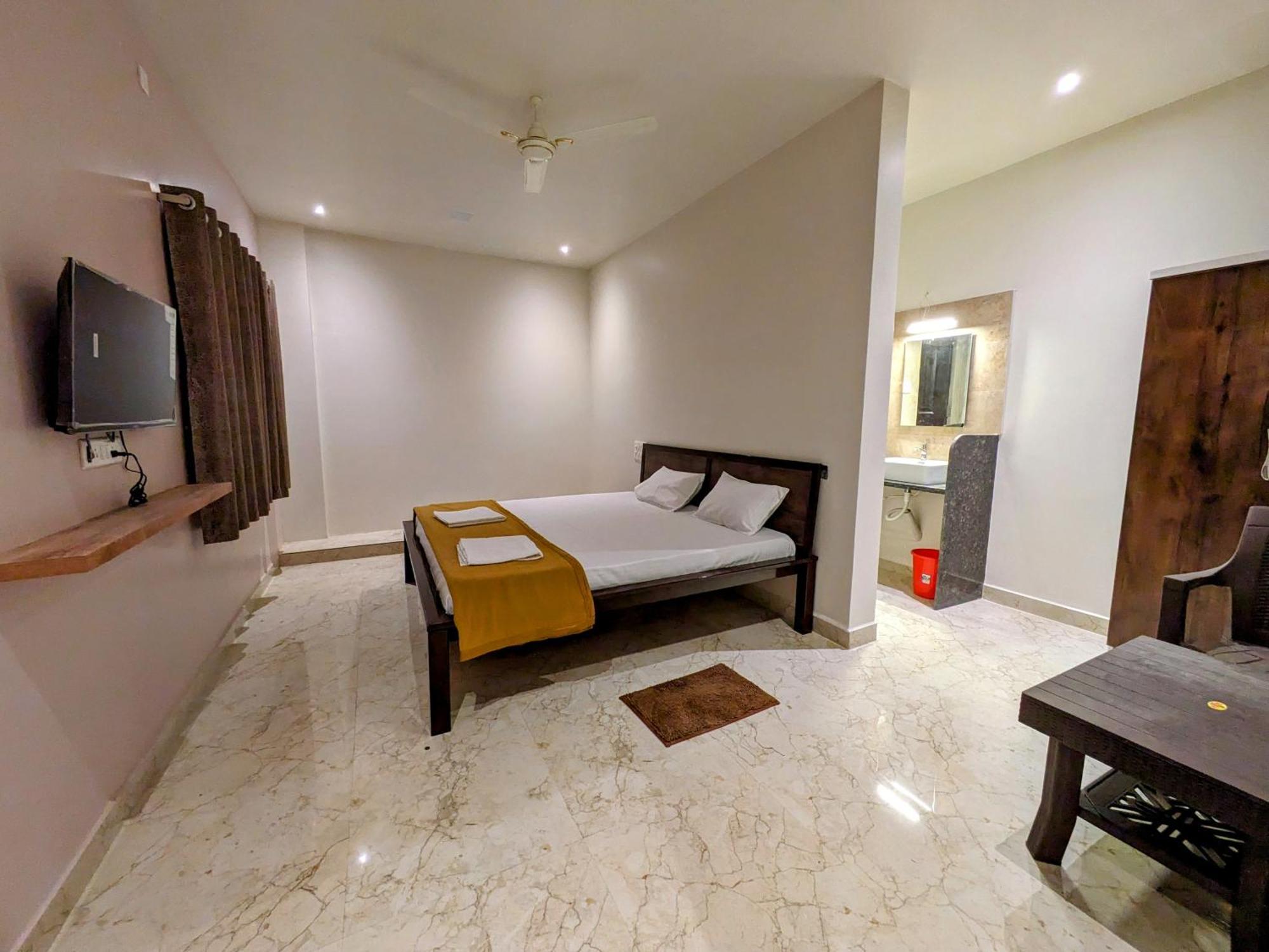 Hotel Madhusudan Executive Kolhápur Kültér fotó